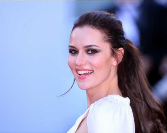 Fahriye Evcen’in 2017-2018 Yeni Dizisi Ne?
