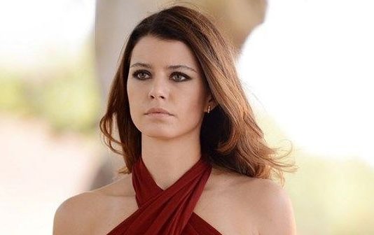 Beren Saat Netflix İle Dönüyor!