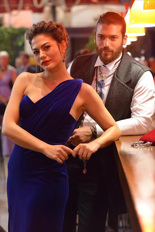 Erkenci Kuş 22. Bölüm Kıyafetleri Demet Özdemir Sanem Elbise