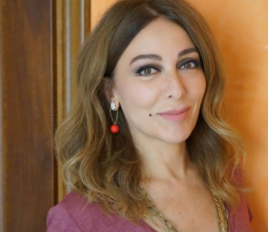 Zerrin Tekindor Performansı ile Göz Dolduruyor!