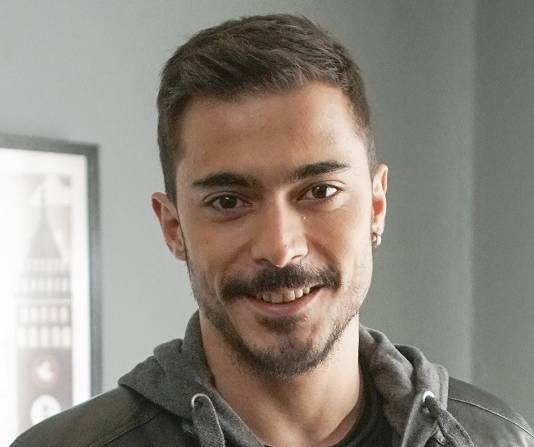 Yasak Elma Yiğit Kimdir? Kaç Yaşında? Hangi Dizilerde Rol Aldı?